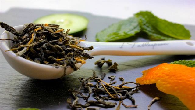 Loose-leaf tea with citrus and mint